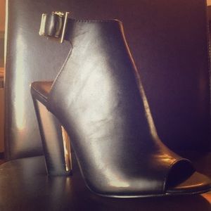 Calvin Klein. Zola Cow Roma. Black